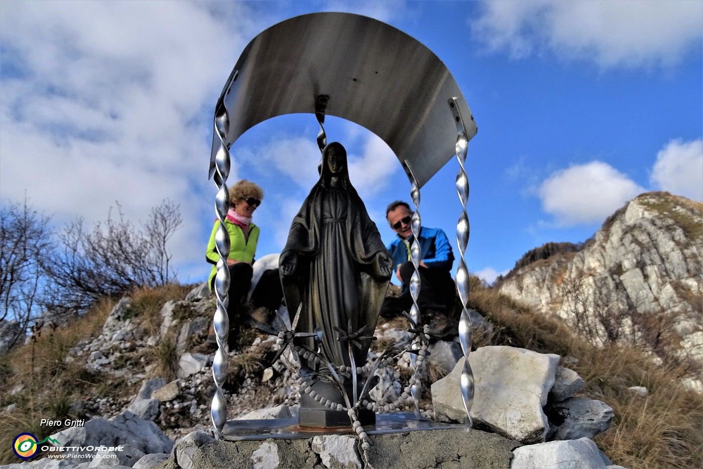 67 Alla Madonnina del Corno Regismondo (1253 m) con vista in Coltignone.JPG